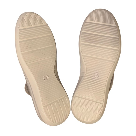 Unbranded Size 10W Beige Mary Jane Moccasins with Velcro strap closure preowned - Picture 4 of 6